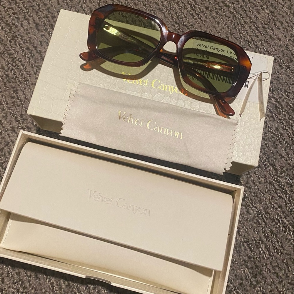 BNWT Velvet Canyon Sunglasses Le Classique - Havana